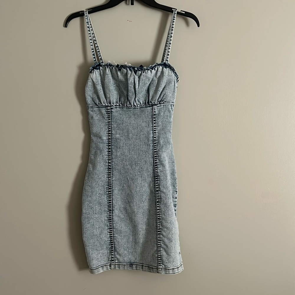 DIVIDED SHORT DISTRESSED JEAN DRESS